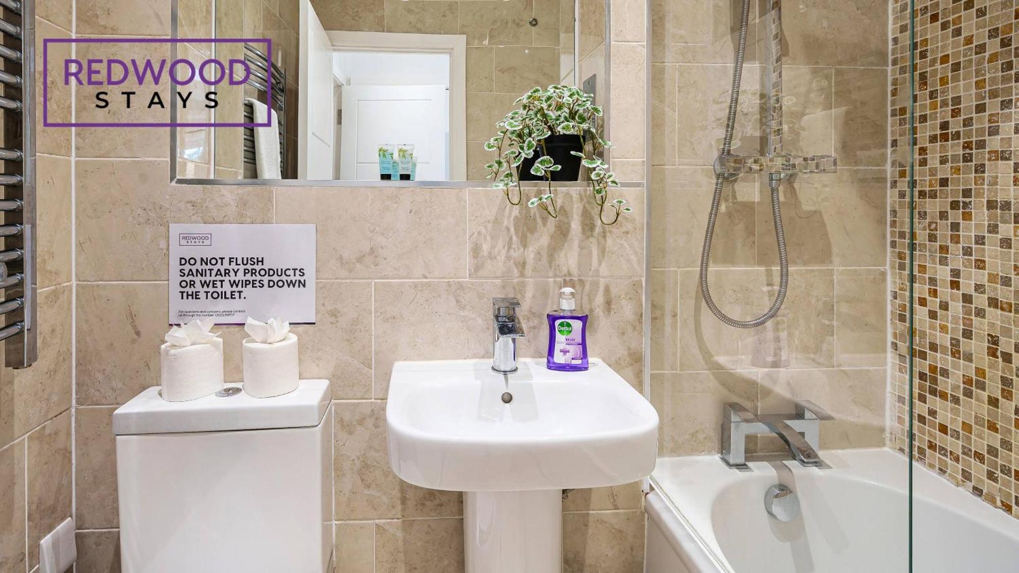 1 Bed 1 Bath Town Center Apartments For Corporates & Contractors, Wifi, Netflix And Parking On Selected Units By Redwood Stays Aldershot Kültér fotó