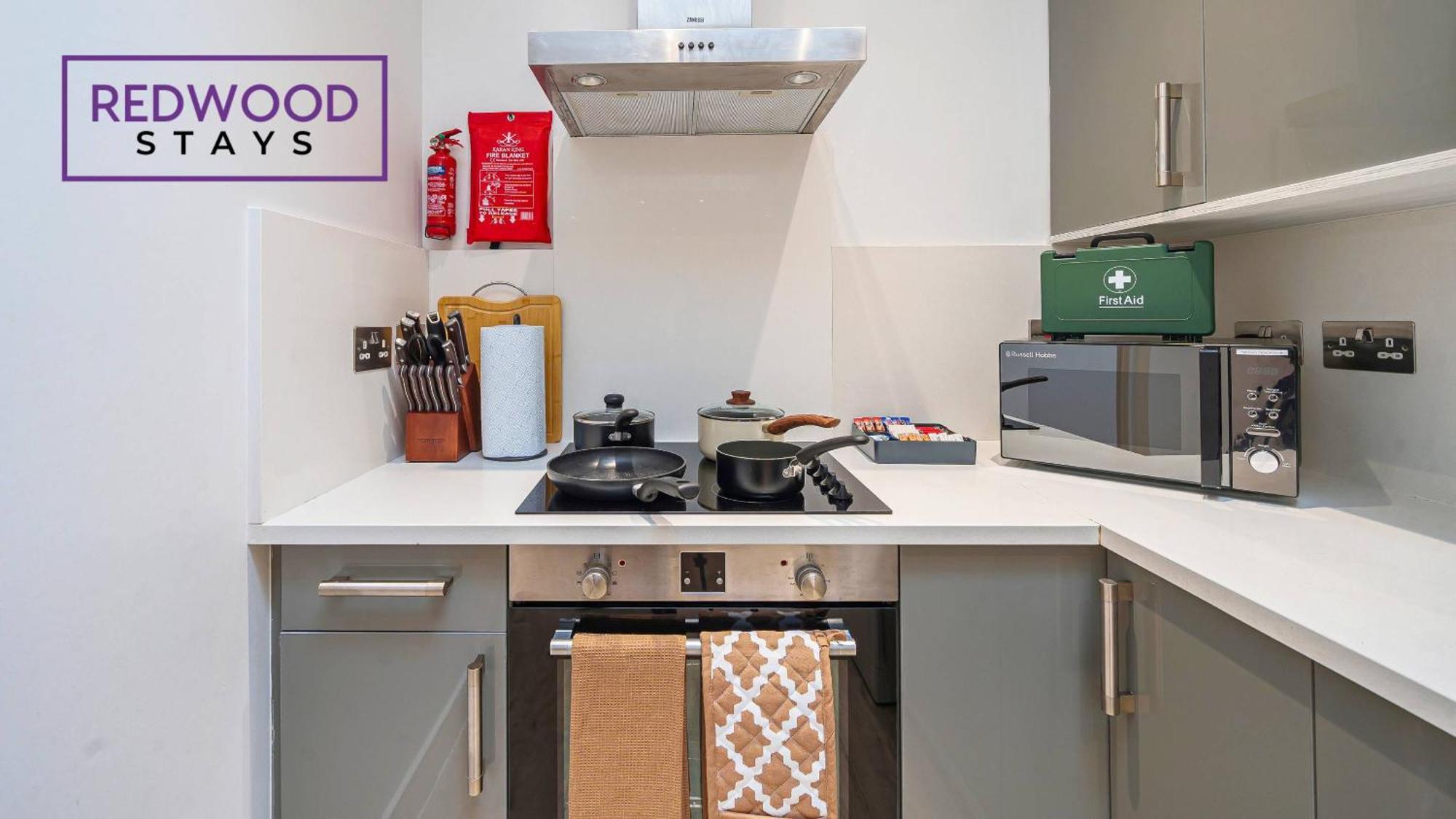 1 Bed 1 Bath Town Center Apartments For Corporates & Contractors, Wifi, Netflix And Parking On Selected Units By Redwood Stays Aldershot Kültér fotó